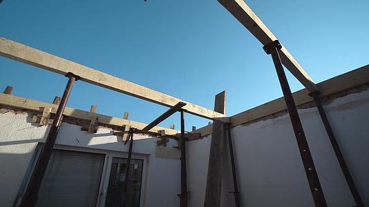 在阳光明媚的日子里加强混凝土建筑的钢木和钢铁工件视频的预览图