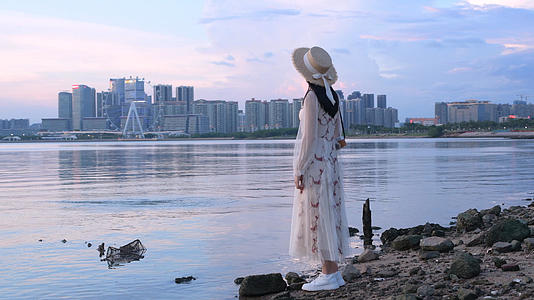 4K深圳前海石公园漫步的少女视频的预览图