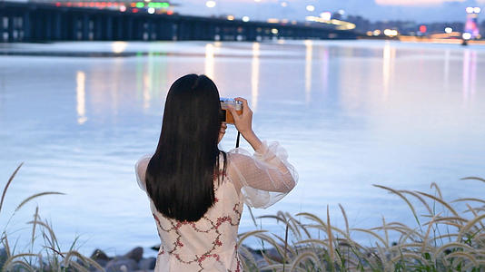 4K深圳前海石公园少女在拍照视频的预览图