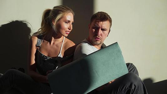 年轻夫妇为公寓的装修争吵视频的预览图