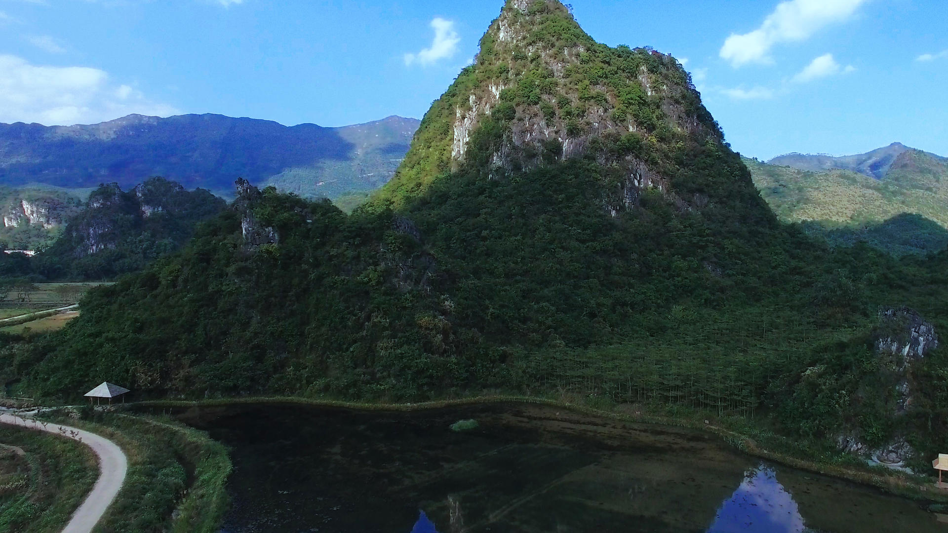 广东省清远英西峰林景区4K航拍视频的预览图