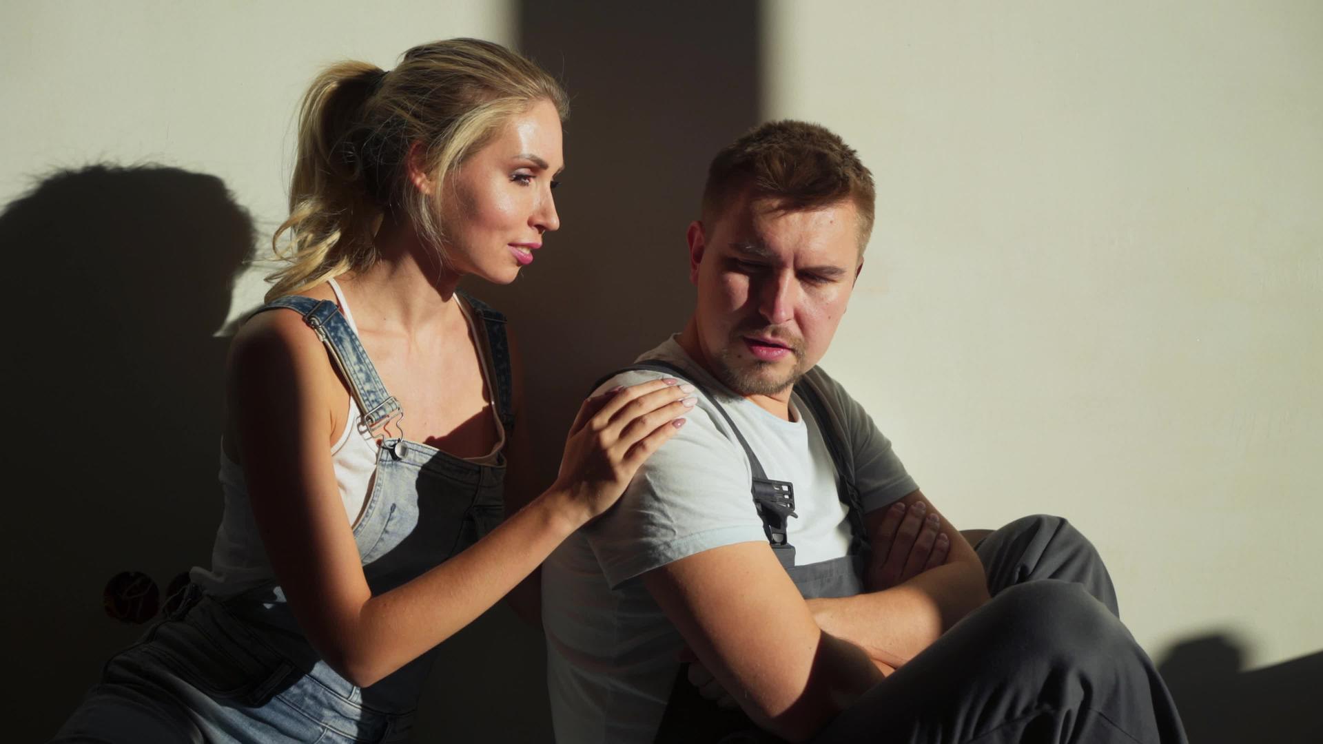 年轻夫妇为公寓的装修争吵视频的预览图