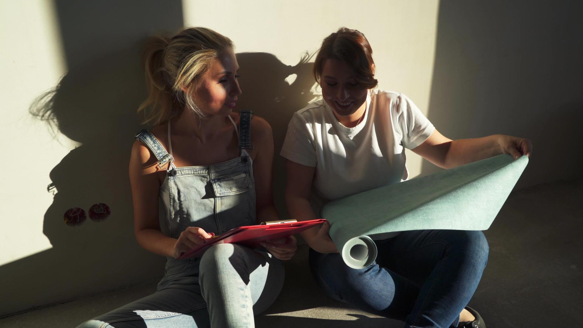 两个女孩在建筑工地上讨论并选择了公寓作为住宅的墙纸视频的预览图