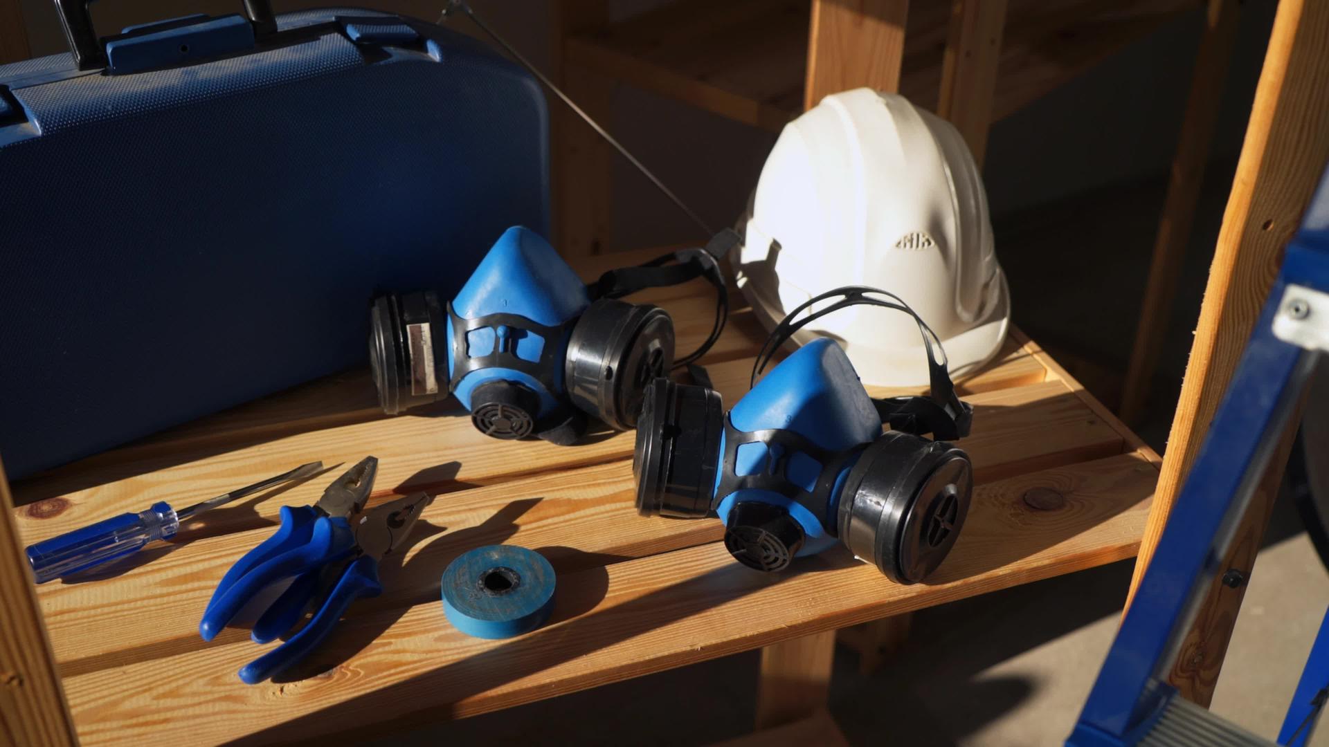带仪器的工作工具、头盔防护口罩、钳子胶带和工具箱视频的预览图