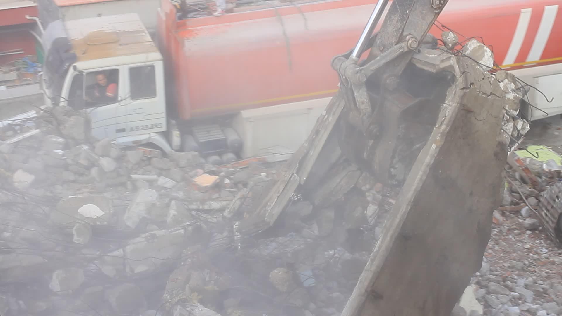 重型值班机械正在清除拆除现场的垃圾视频的预览图