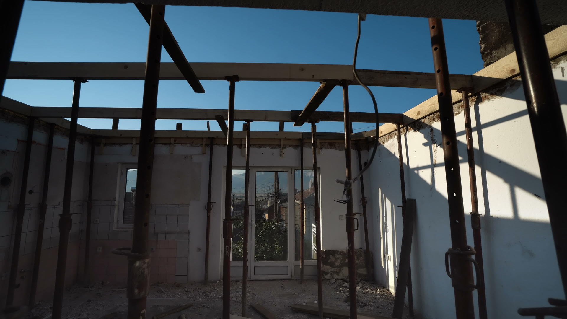 屋顶框架配有木材和脚架视频的预览图