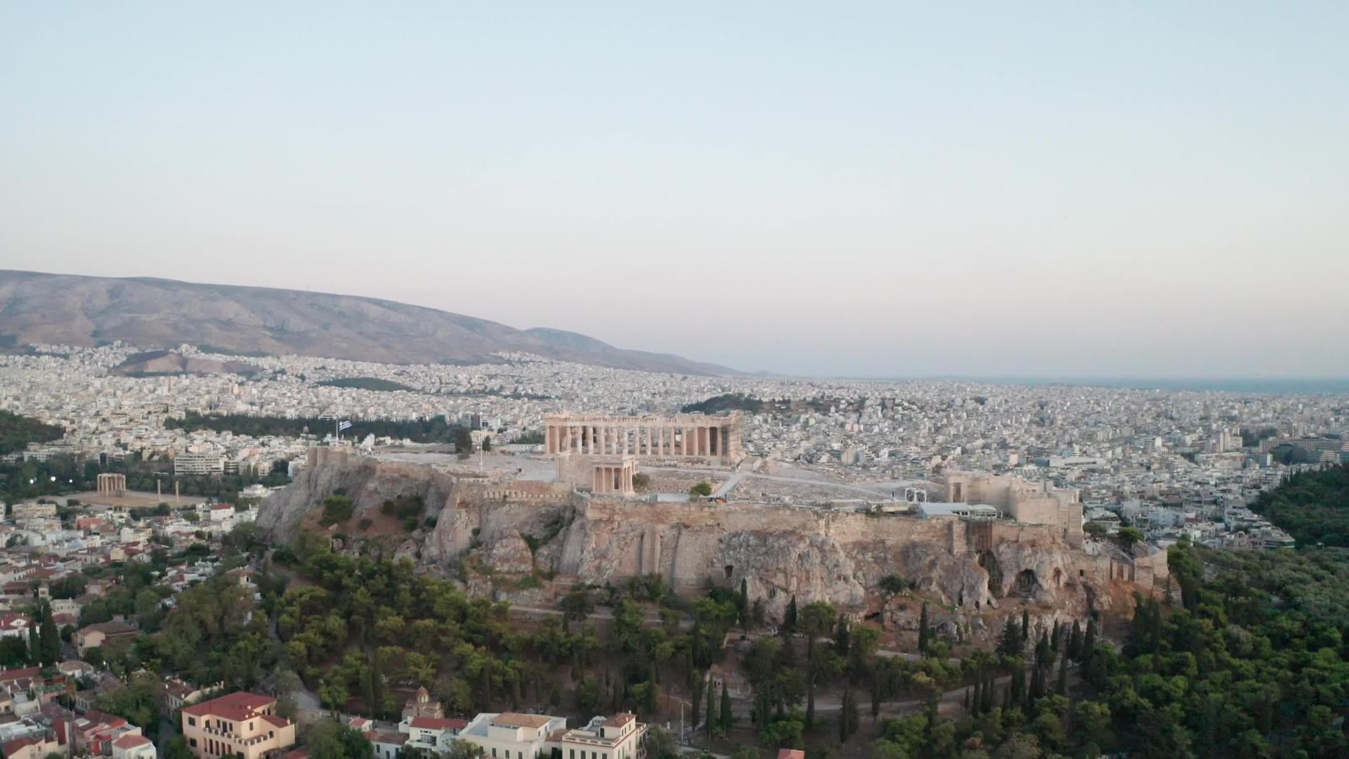 无人驾驶飞机飞往著名的世界建筑古雅典希腊田园艺术家视频的预览图