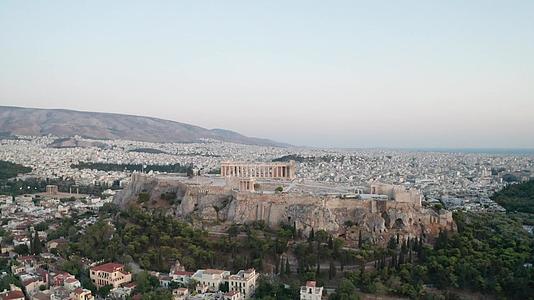 无人驾驶飞机飞往世界著名的希腊雅典卫城视频的预览图