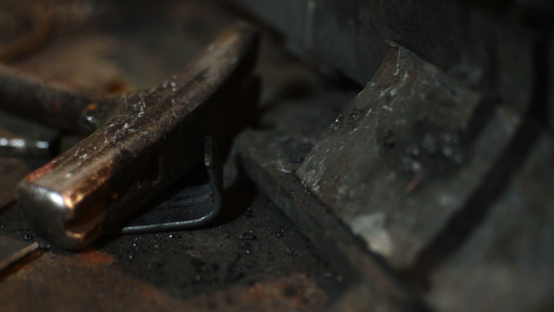 铁板上的旧生锈的锤子和钳子视频的预览图