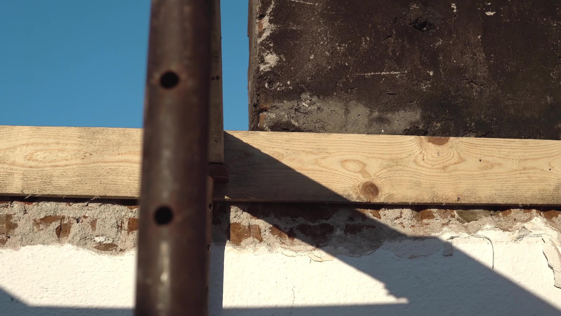 正在建造的房有木板和宽敞的建筑视频的预览图