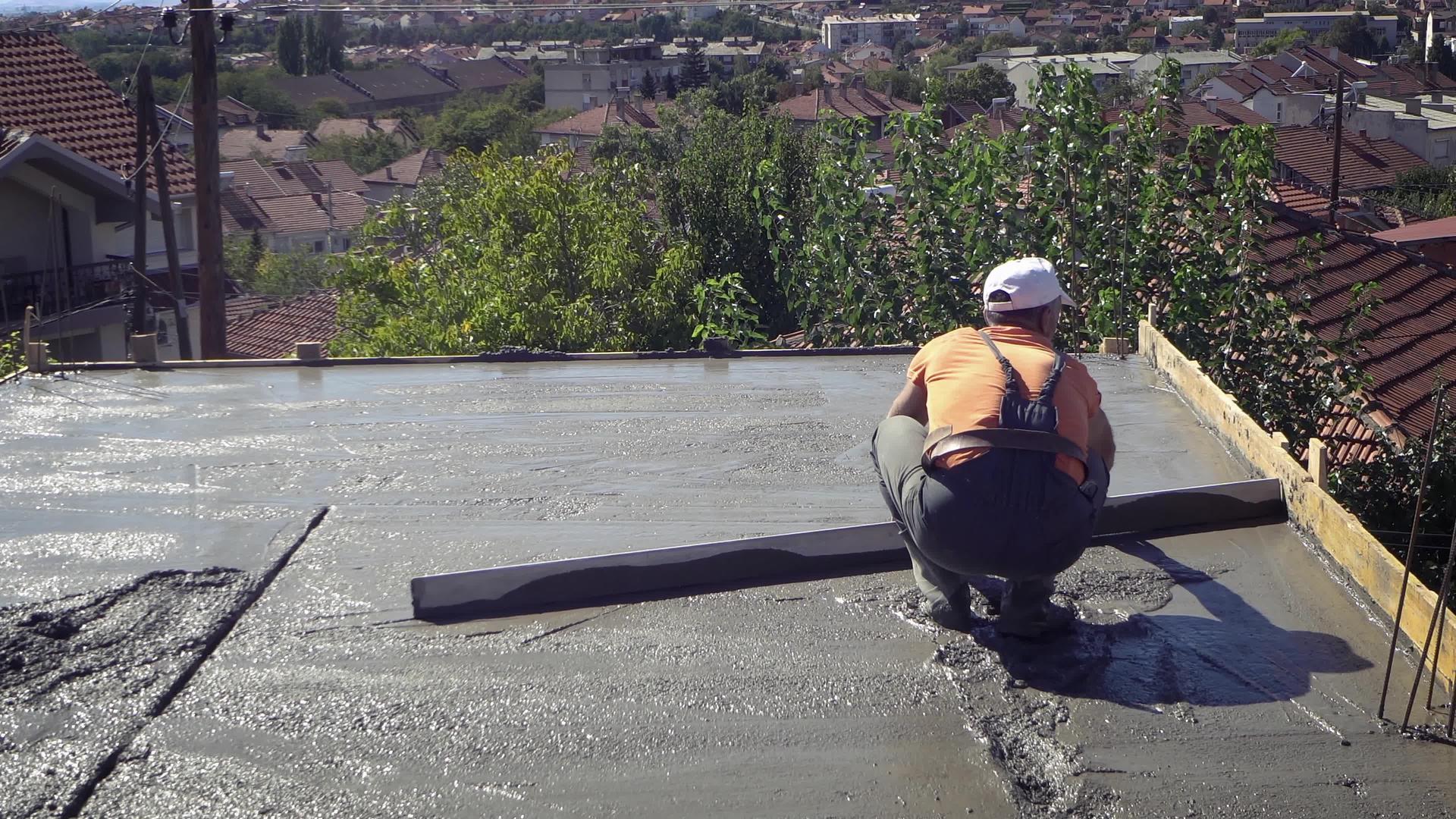 建造住宅时工人用混凝土浇水泥视频的预览图
