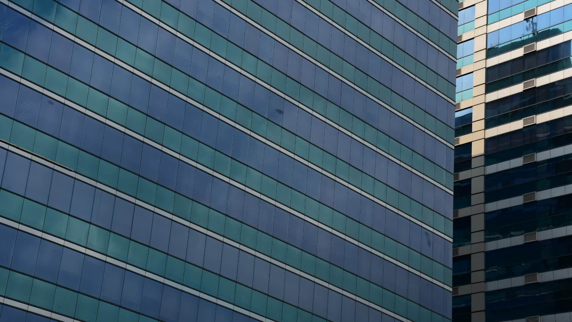 蓝天时折叠的玻璃结构视频的预览图