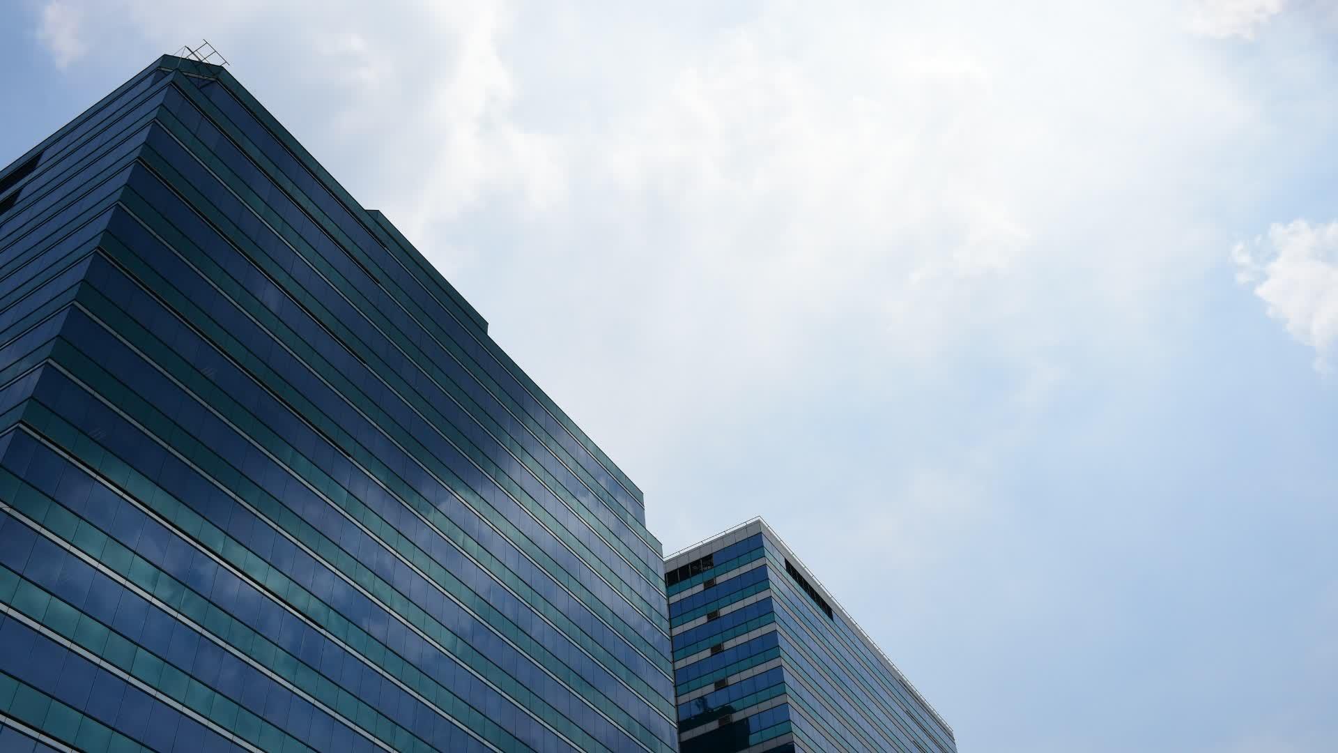 蓝天时折叠的玻璃结构视频的预览图