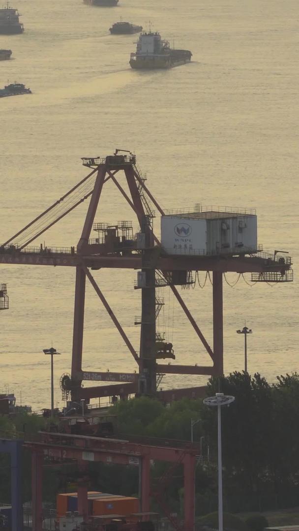 航拍城市物流港口码头制造货物运输材料视频的预览图