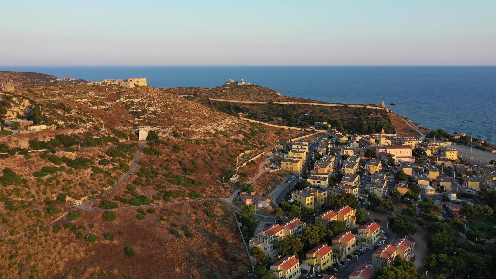 卡利亚里是意大利撒丁岛的鸟瞰图视频的预览图