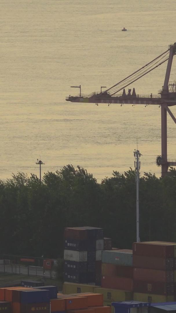 航拍城市物流港口码头制造货物运输材料视频的预览图