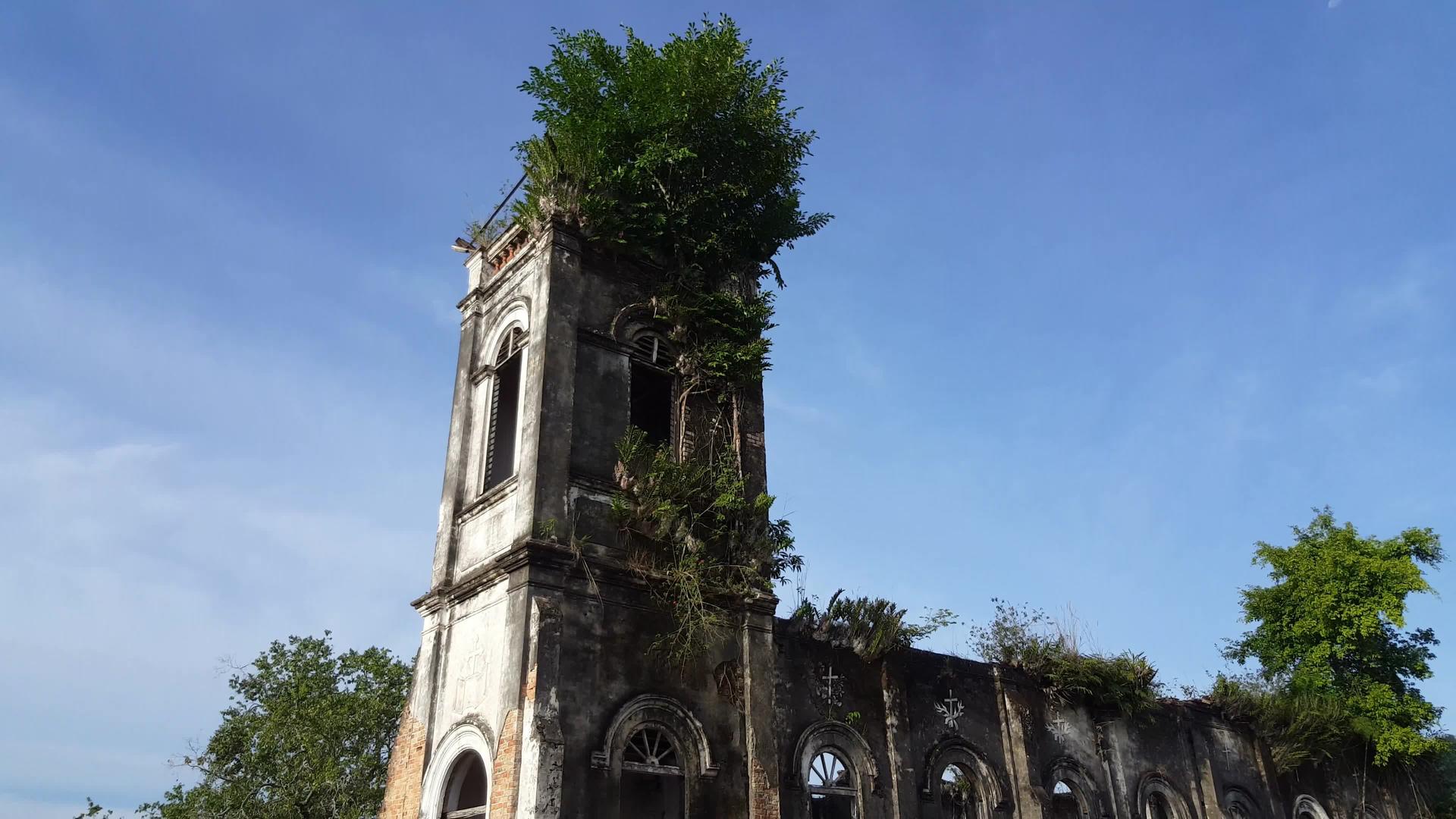 教堂倾斜着被遗弃的教堂视频的预览图
