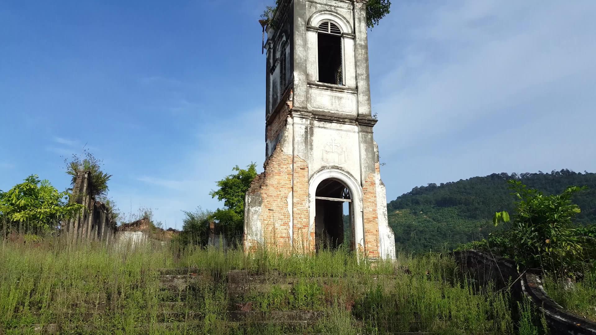 废弃教堂前视线视频的预览图