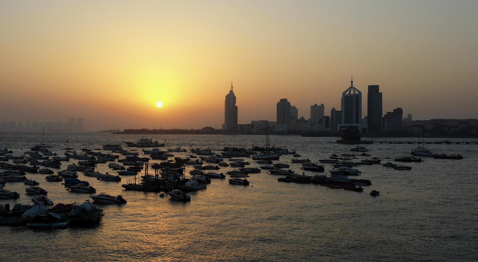 夕阳下的青岛海滨风光航拍4K视频视频的预览图