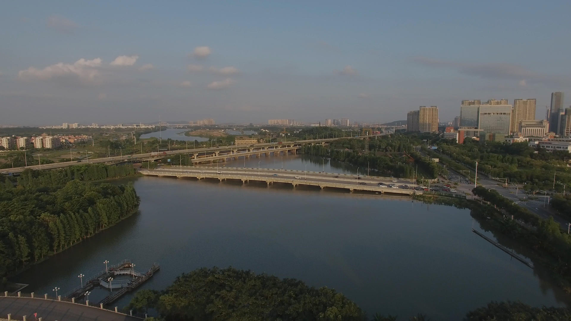 广东省顺德顺峰公园湖桥4K航拍视频的预览图