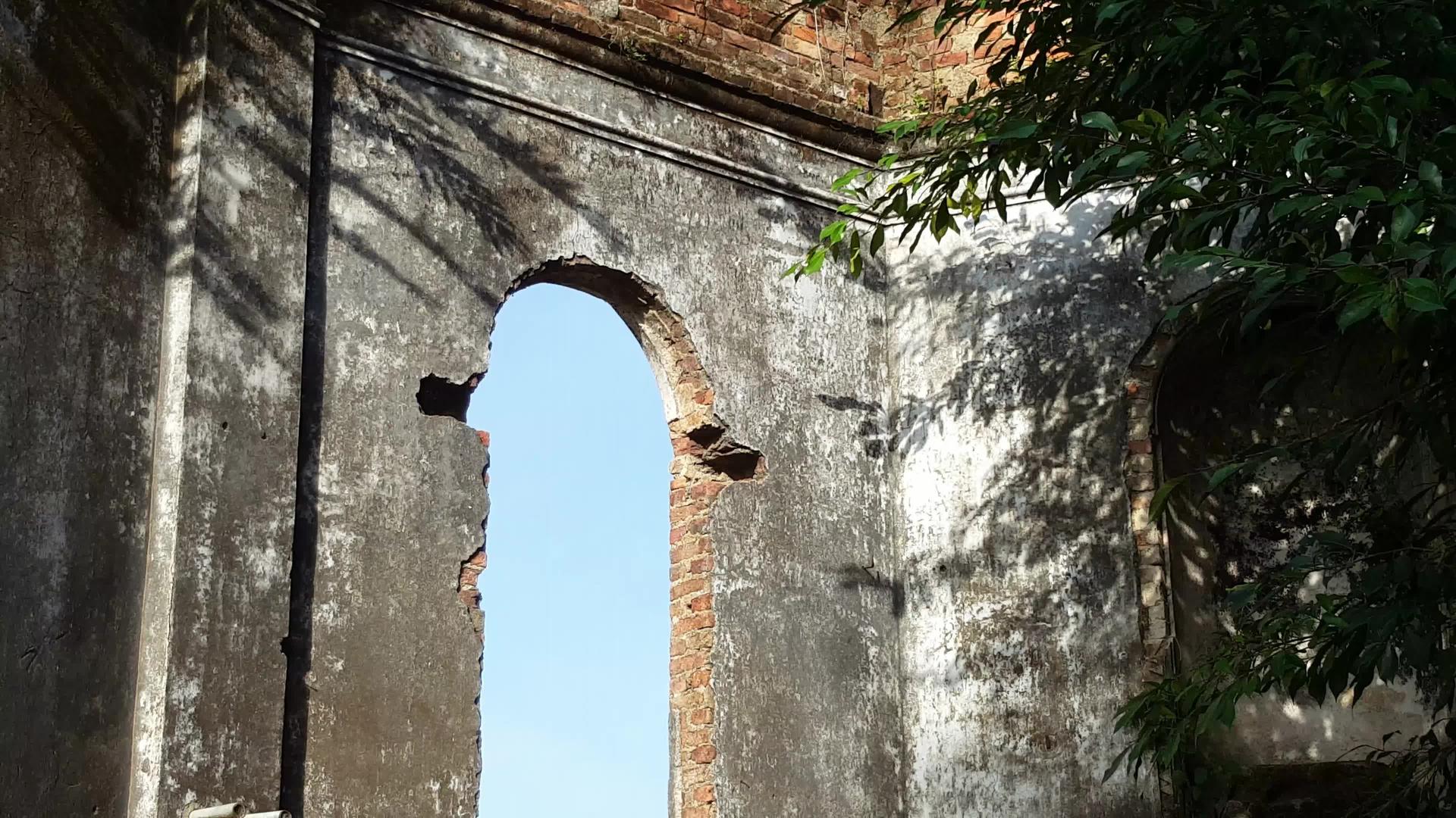 摧毁教堂的墙壁视频的预览图