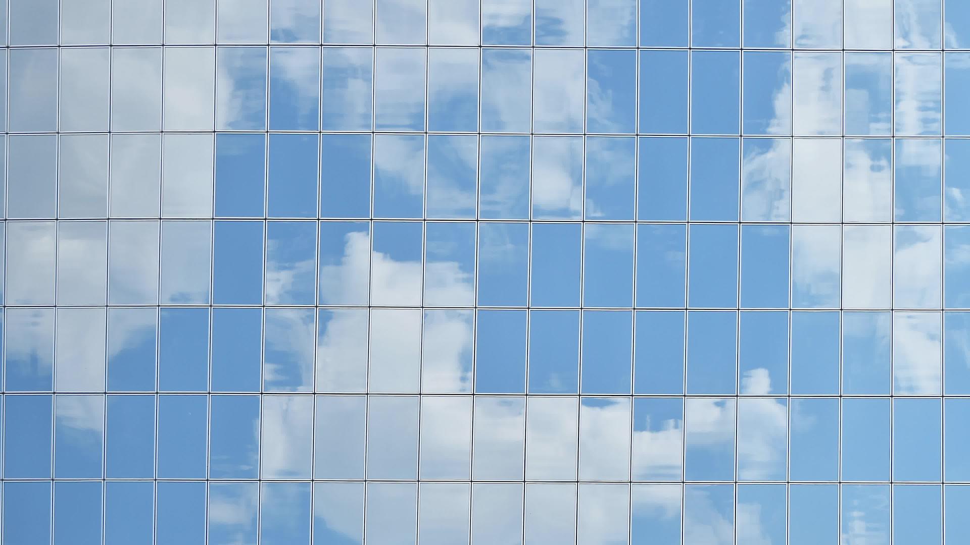 云蓝色的天空反射在建筑窗户中视频的预览图