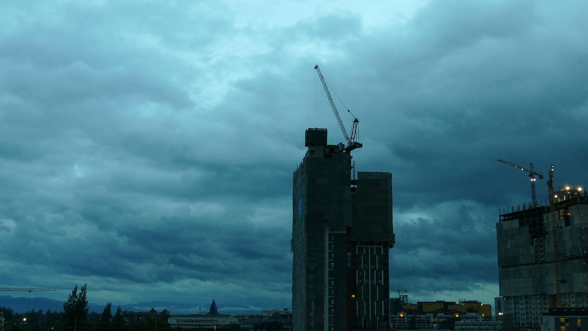 黄昏时正在建造的起重塔和高层住宅综合体视频的预览图