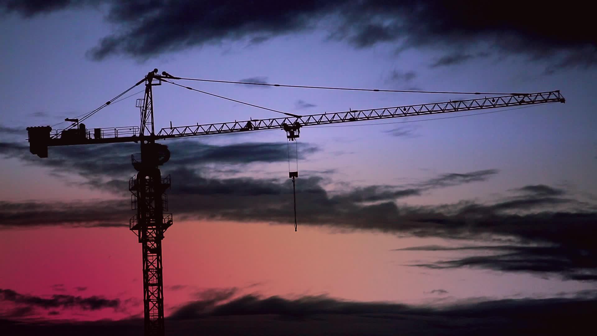 有起重机的建筑工地在天空的背景下在日出工业建筑起重机视频的预览图