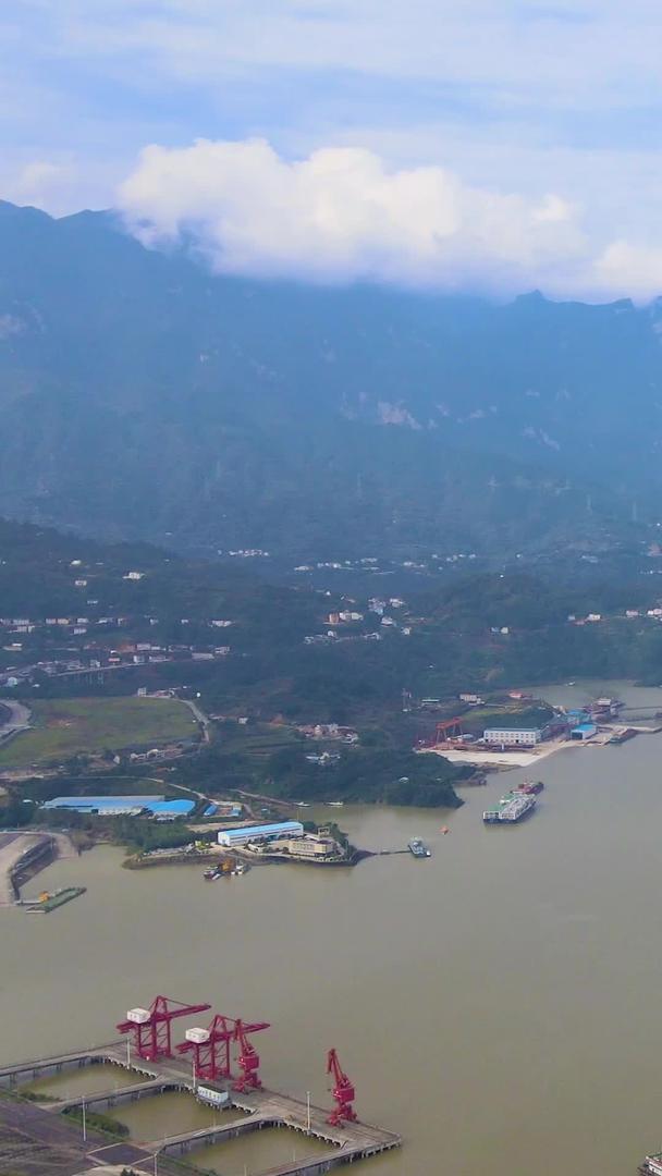 宜昌长江三峡船舶港口航拍视频的预览图