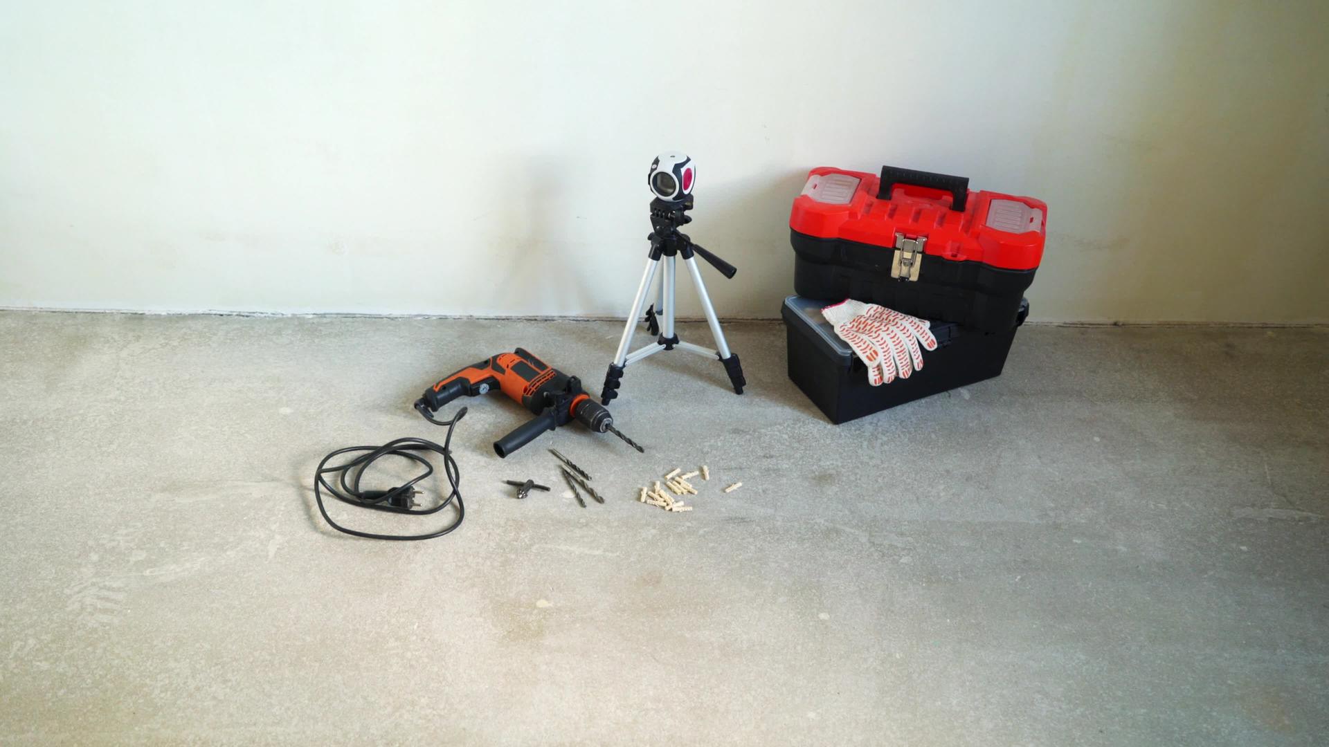 带仪器和手套的工作工具电钻激光水平盒视频的预览图