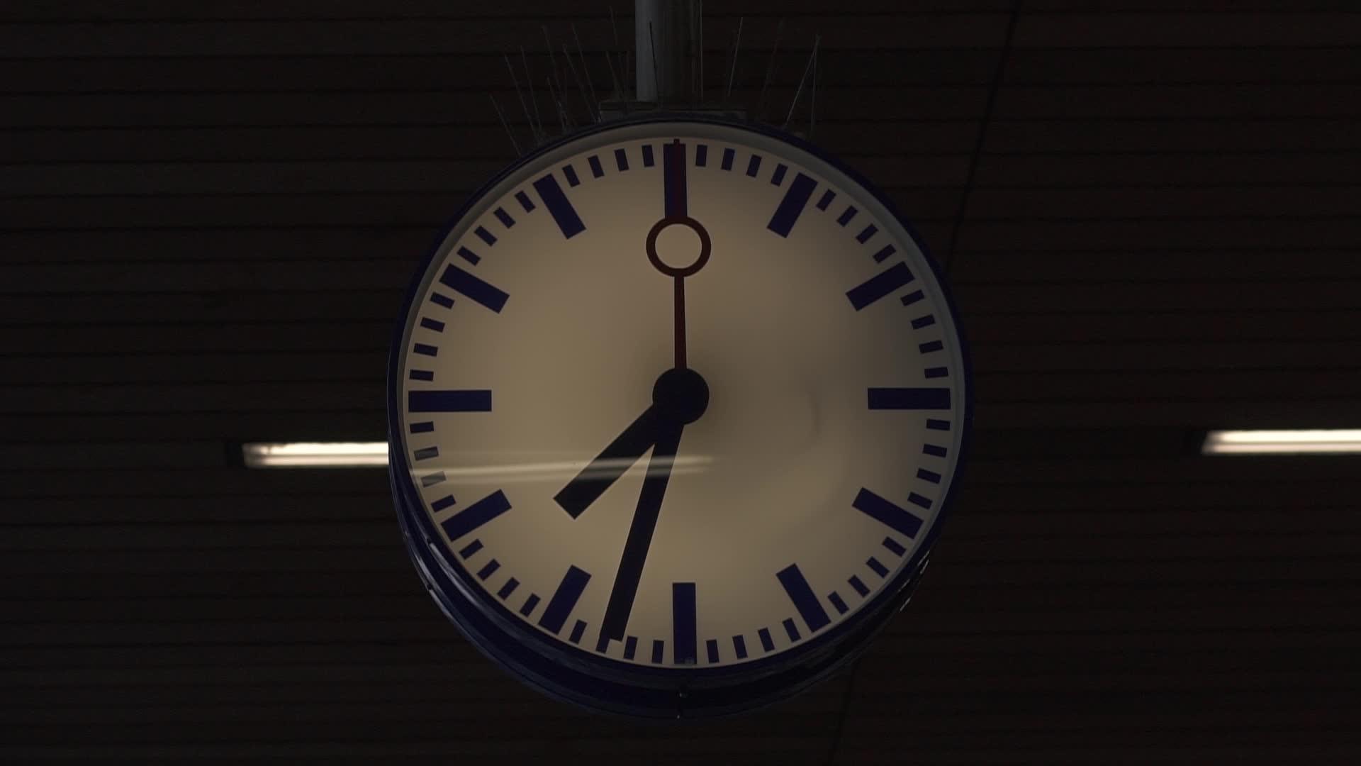 24小时的火车站大厅视频的预览图