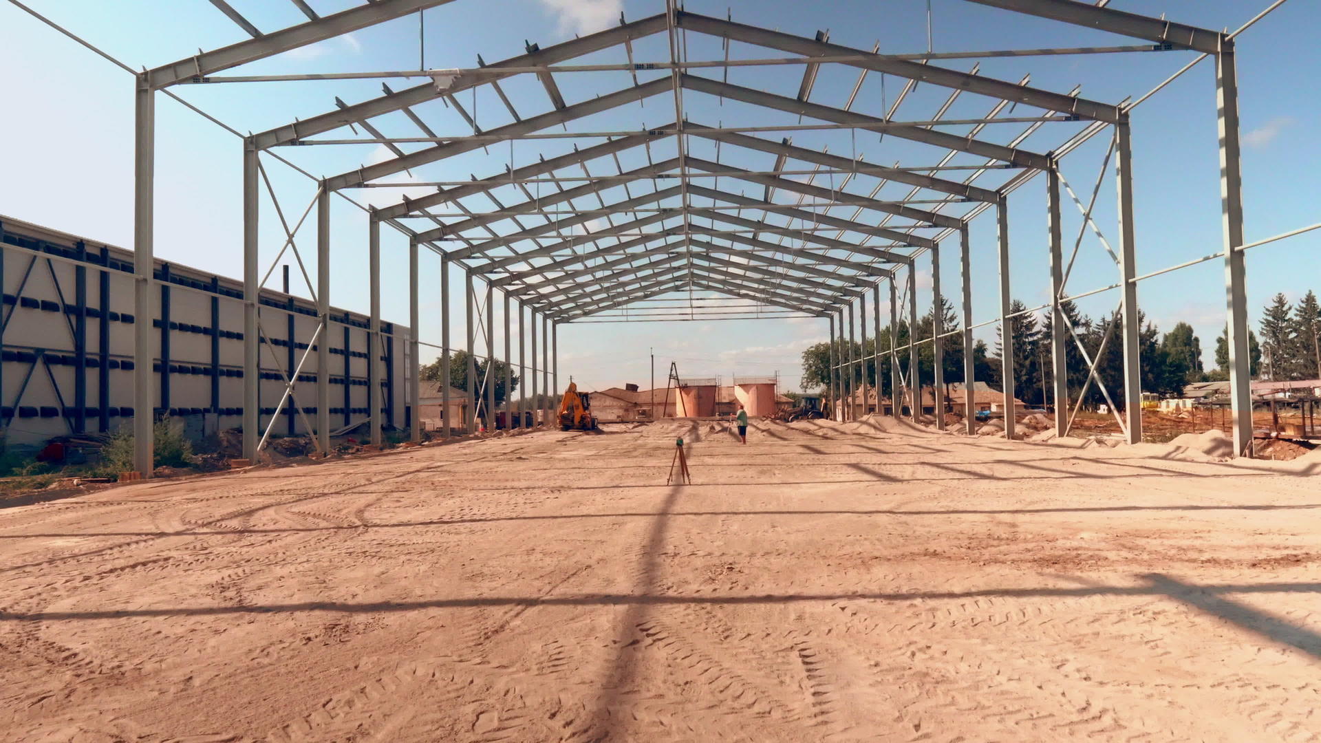 建造一个大型机库大楼钢板框架结构视频的预览图