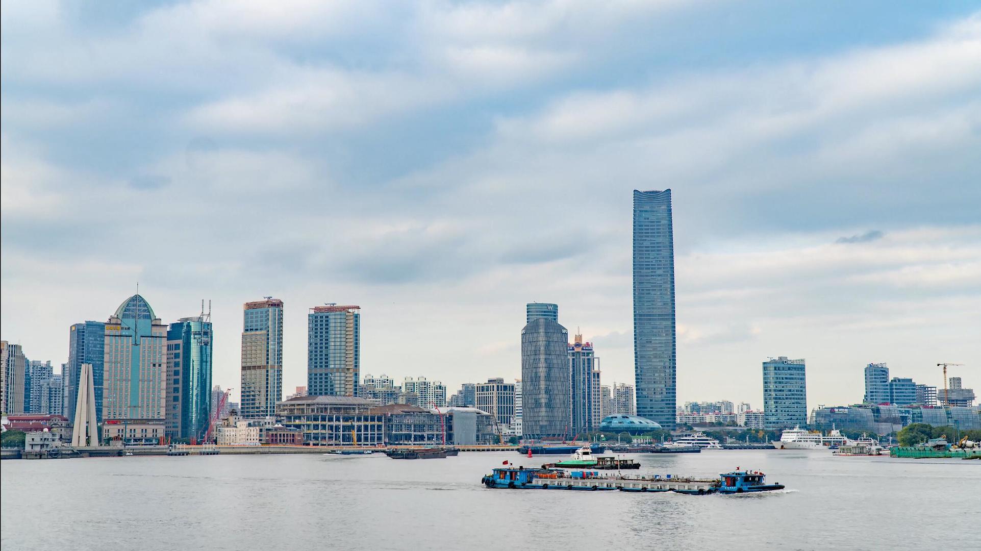 8k上海城市黄浦江白玉兰广场蓝天白云轮船交通延时摄影视频的预览图