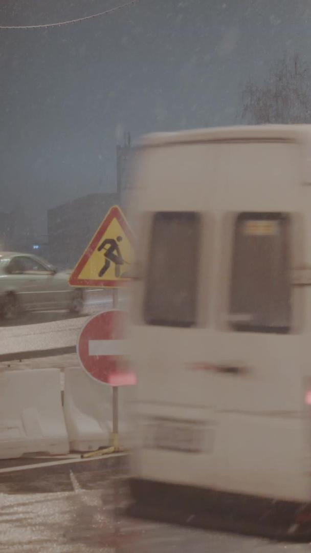 冬季大雪天气封闭的城市道路视频的预览图