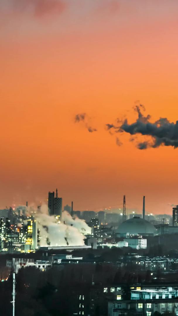 实拍化工厂生产污染排放夜景延时摄影视频的预览图