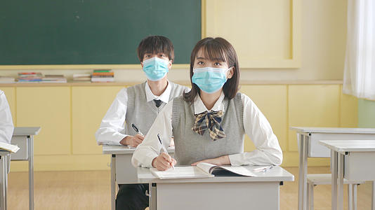 4k疫情期间学生戴口罩上课学习写作业记笔记视频的预览图