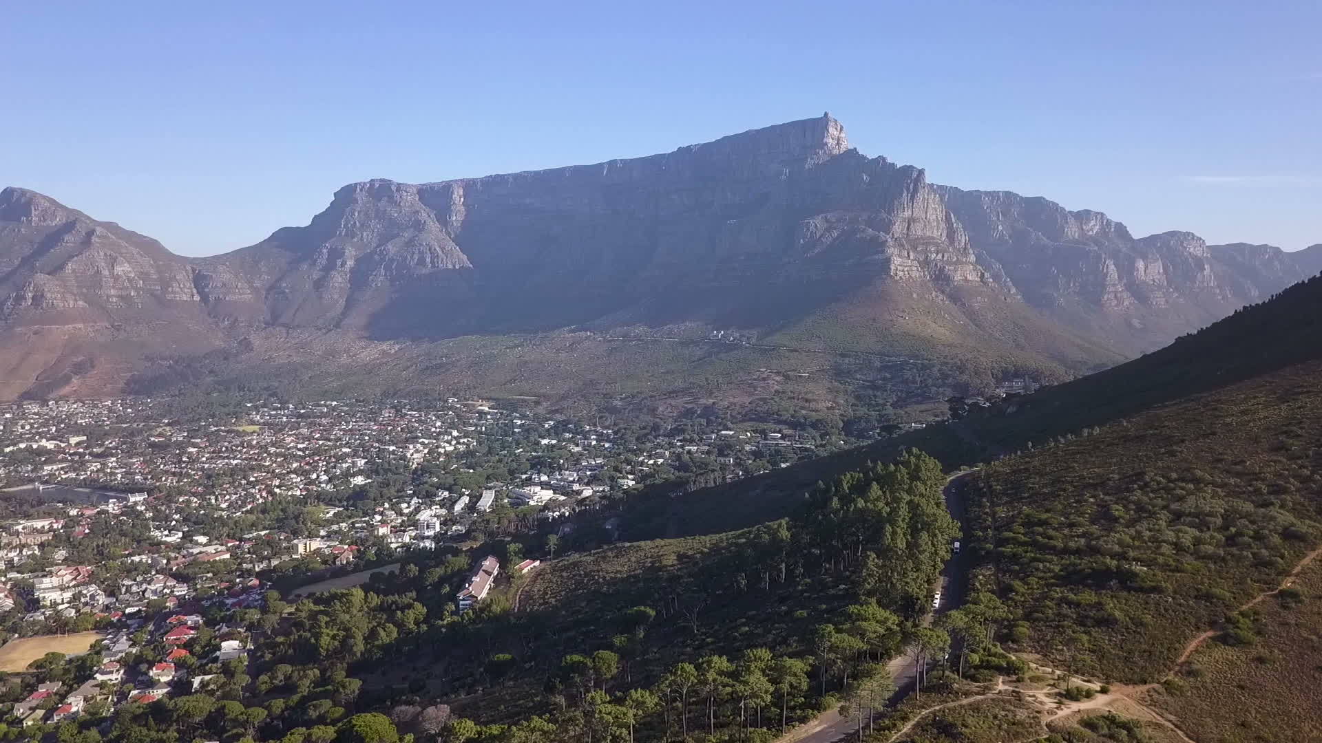 非洲南部的海角镇和桌山的空中航向视频的预览图