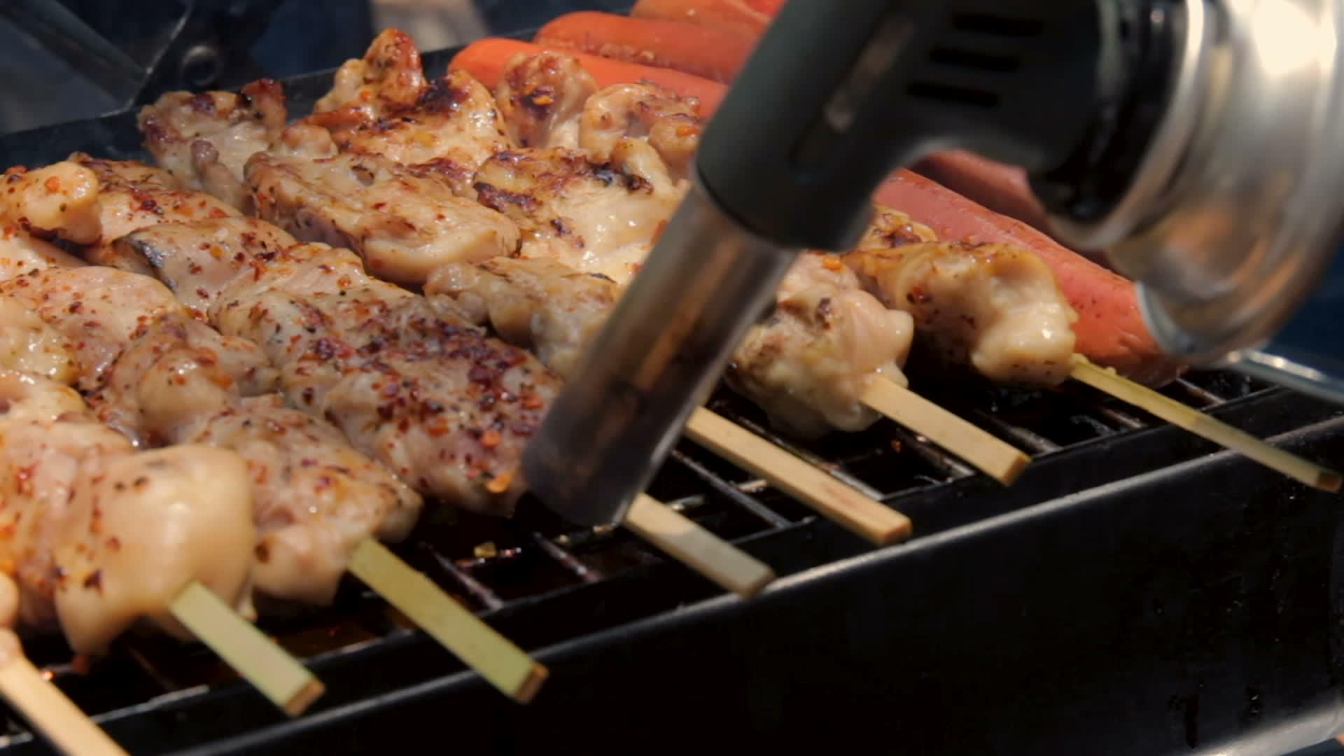 烧烤和热狗在烧烤炉上做饭视频的预览图