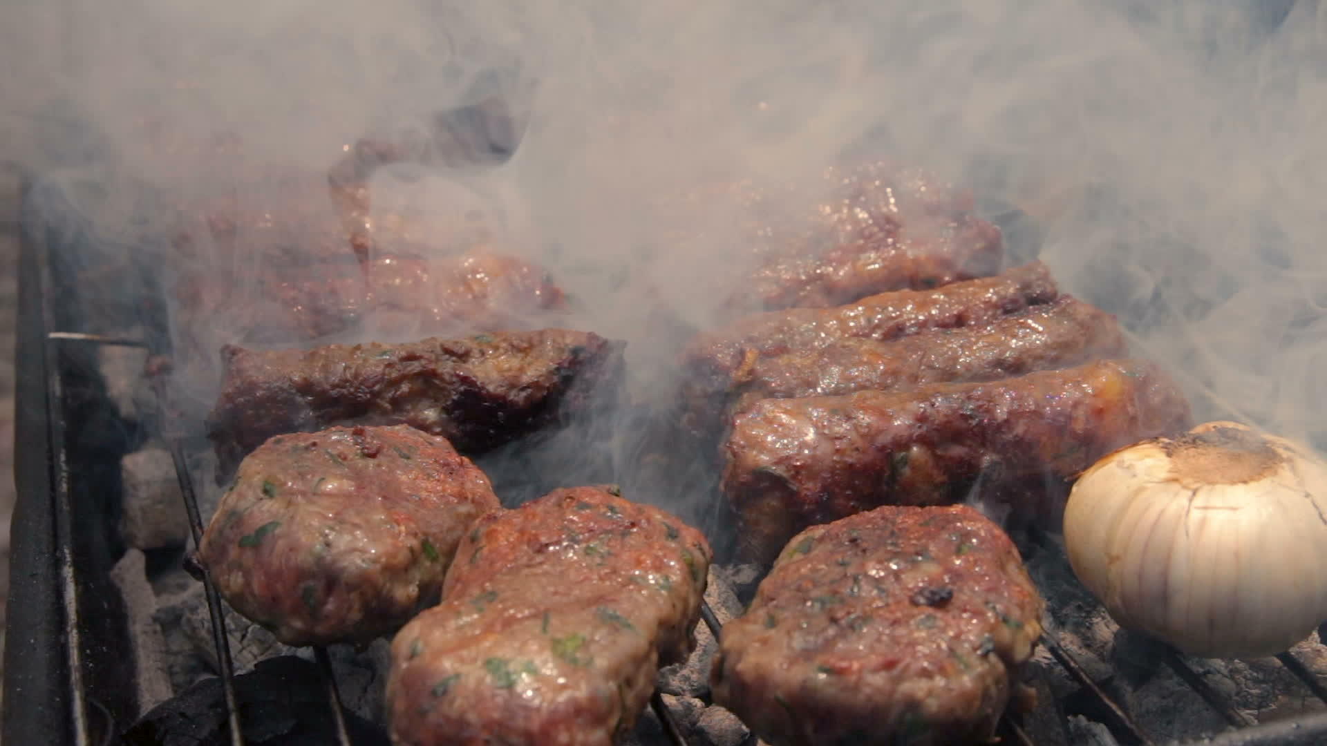 烧烤牛肉烤肉串在热烤架上烹饪视频的预览图