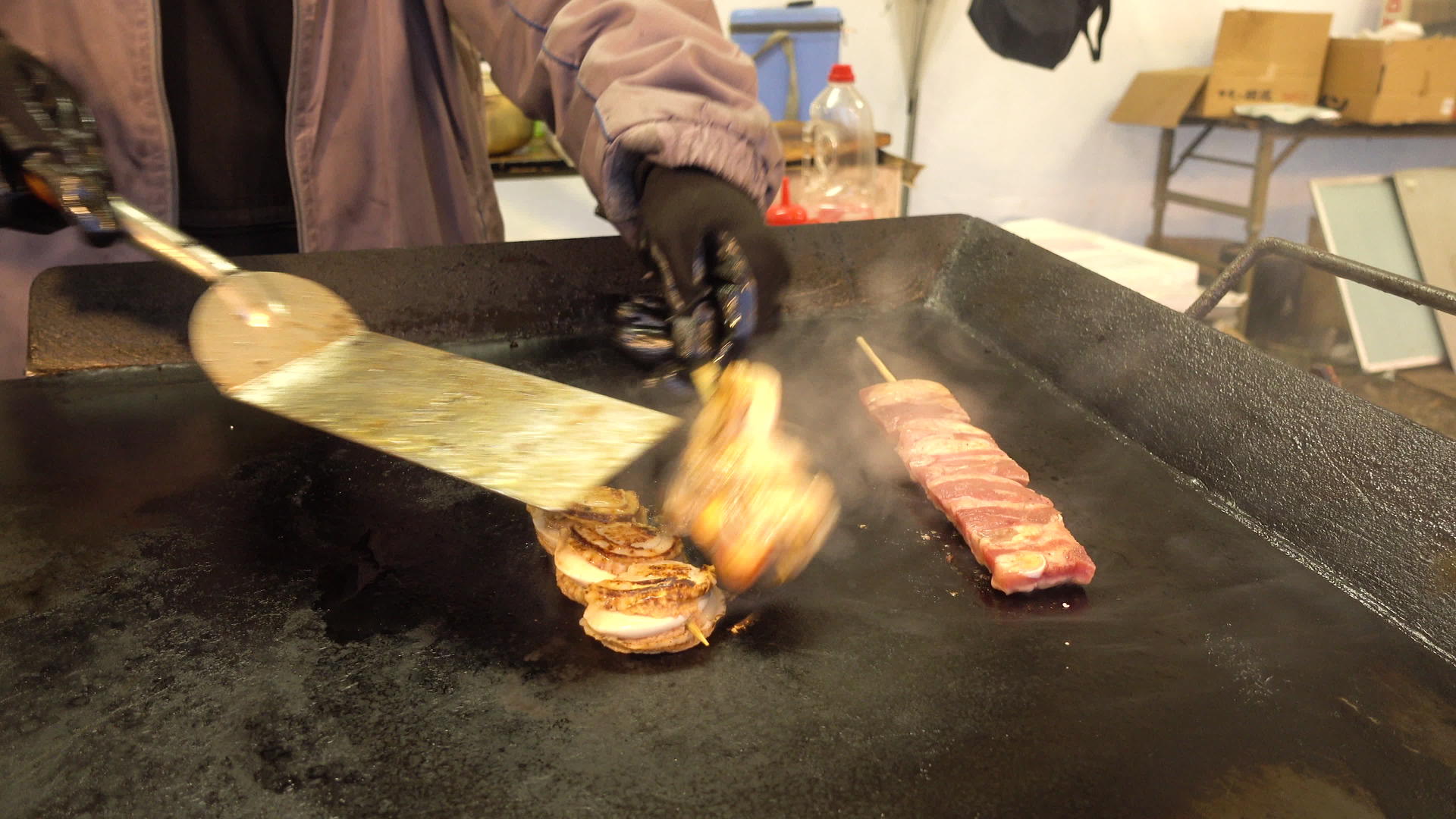 传统的街头食品是在日本的热盘上烤烧烤视频的预览图