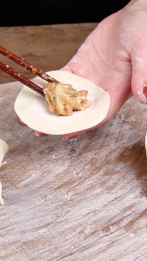 手工饺子传统美食包饺子年夜饭面食视频的预览图