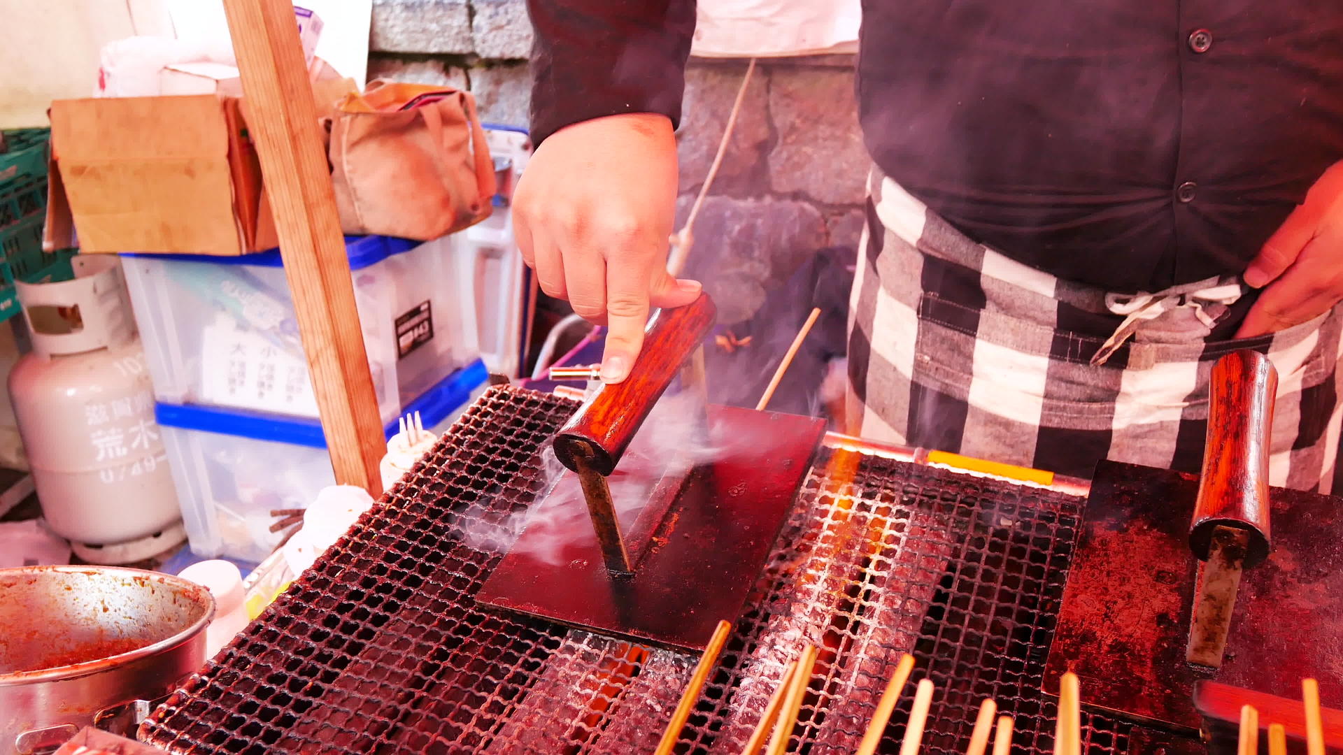 在日本的热盘上烧烤传统的街头食品视频的预览图