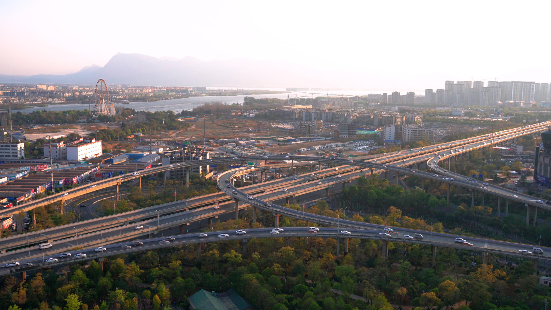 4K城市高架交通路况视频的预览图