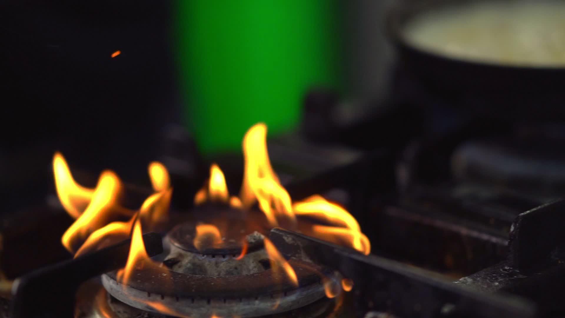 在煤气燃烧器上做饭视频的预览图