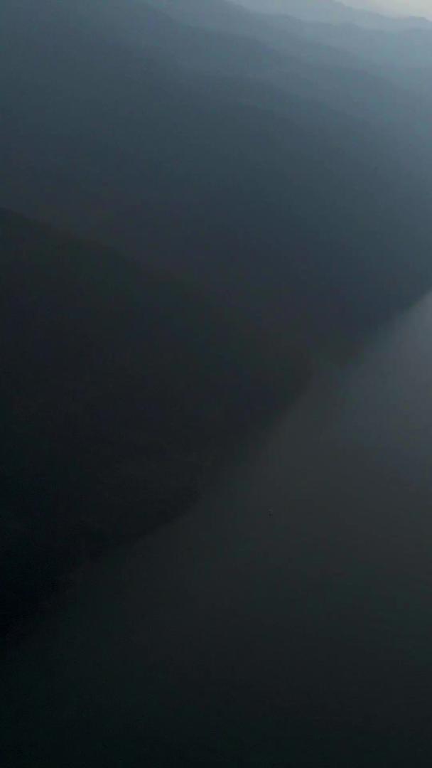 长江三峡航拍逆光下波光粼粼的长江大气震撼长江三峡视频的预览图