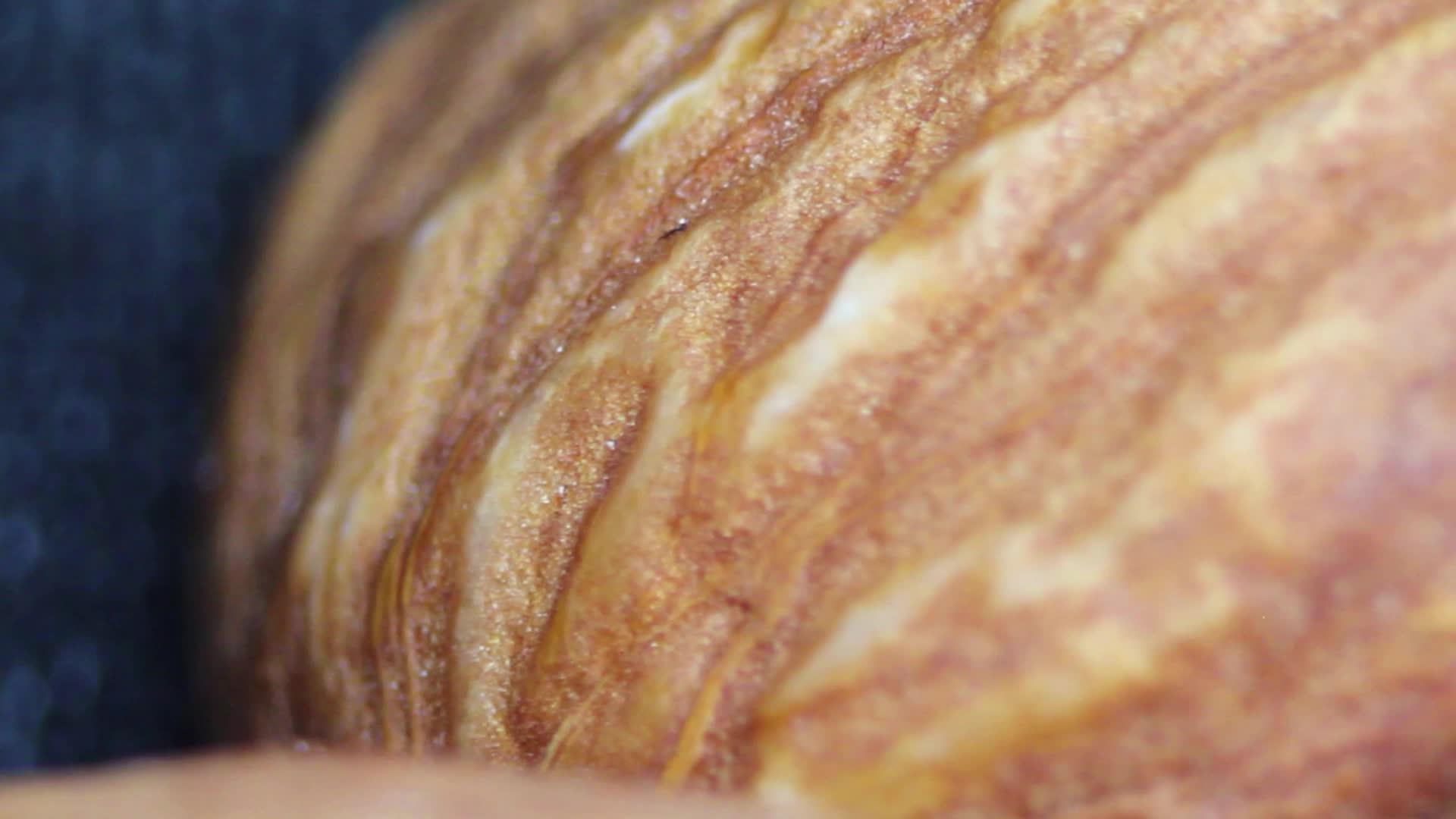杏仁堆混合干燥和烘烤视频的预览图
