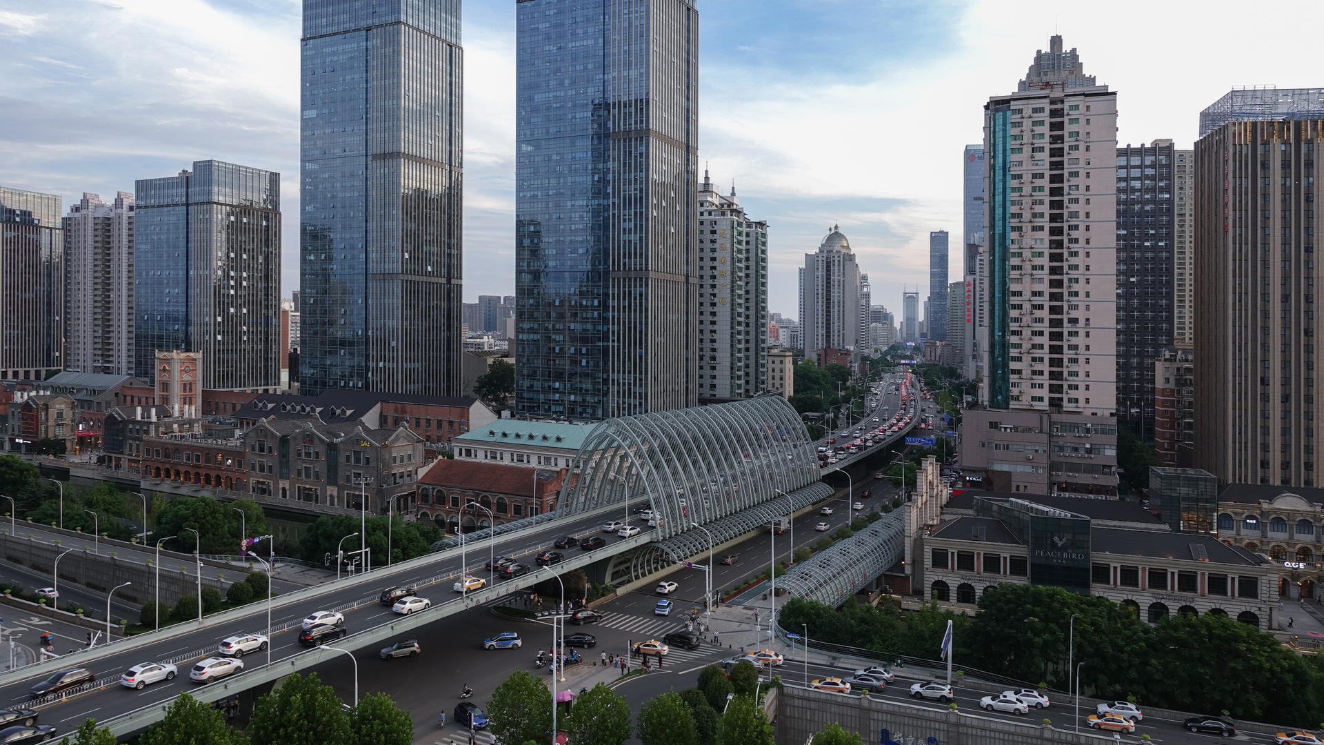 5k素材延时摄影城市金融街立体交通道路车流视频的预览图