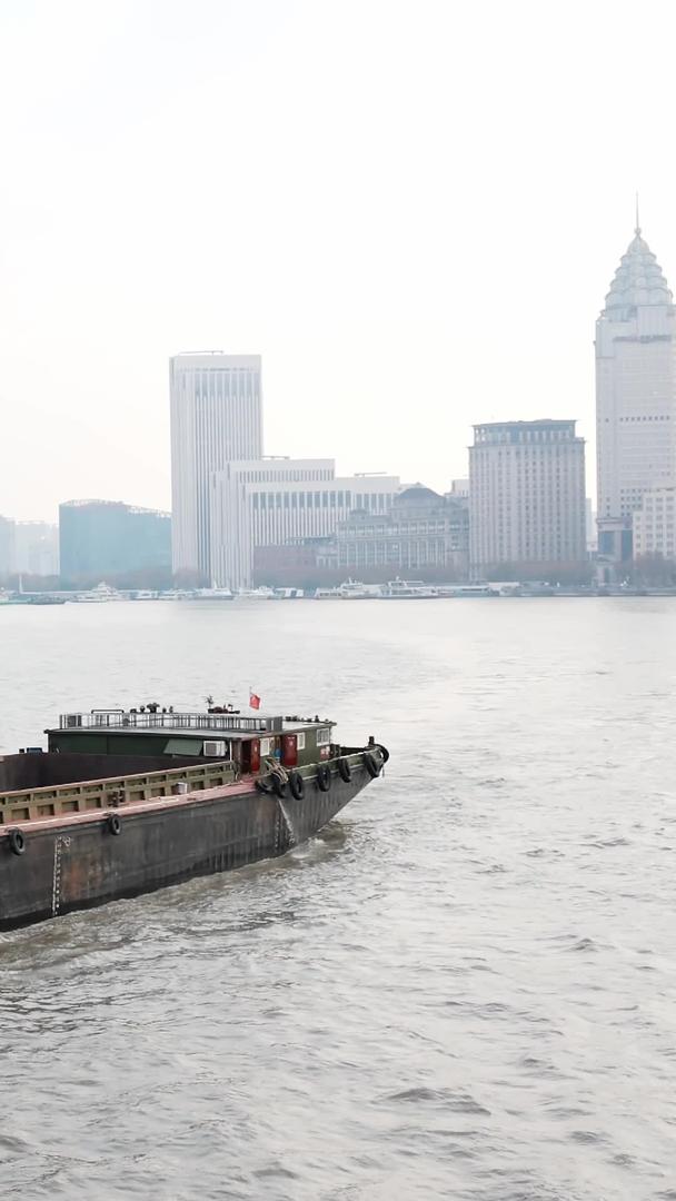货船在黄浦江上行驶视频的预览图
