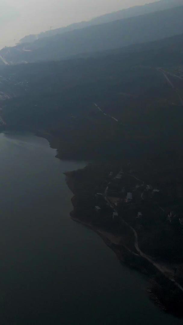 长江三峡航拍逆光下波光粼粼的长江大气震撼长江三峡视频的预览图