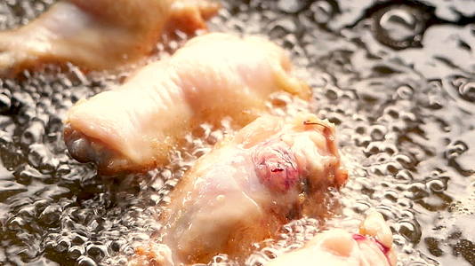 炸鸡腿烧鸡腿吃海鲜街餐视频的预览图